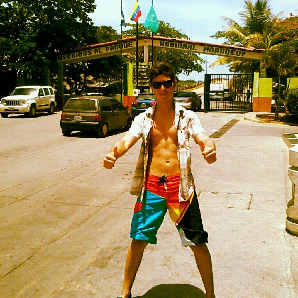 moisesdaf's profile picture. Moises. 19 años. Te jodo la vida. ¿Irónia?, para nada.