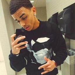 Young Swaggin arab , make that button turn blue