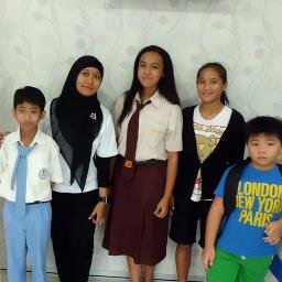 Sentral Education merupakan sebuah lembaga pendidikan yang menawarkan program Bimbingan Belajar, Kursus Sempoa, Kursus Inggris, dan jasa terjemahan di Batam