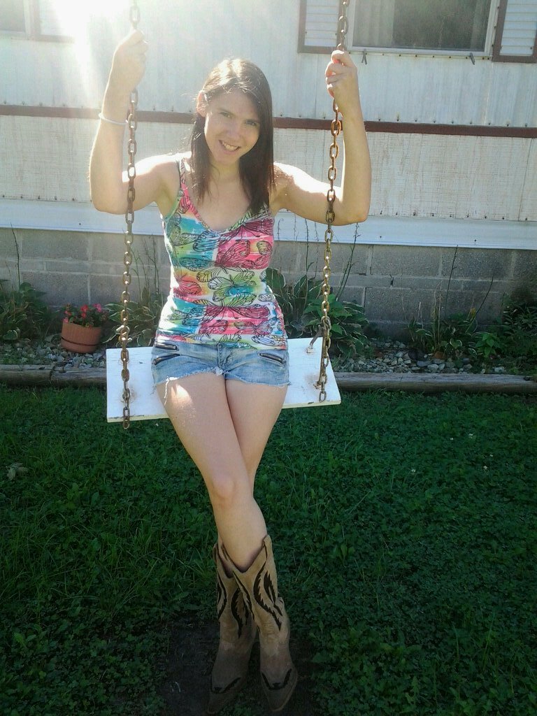 future singer :) I love music, food and hanging out! I'm also OBSESSED with people who can sing!!