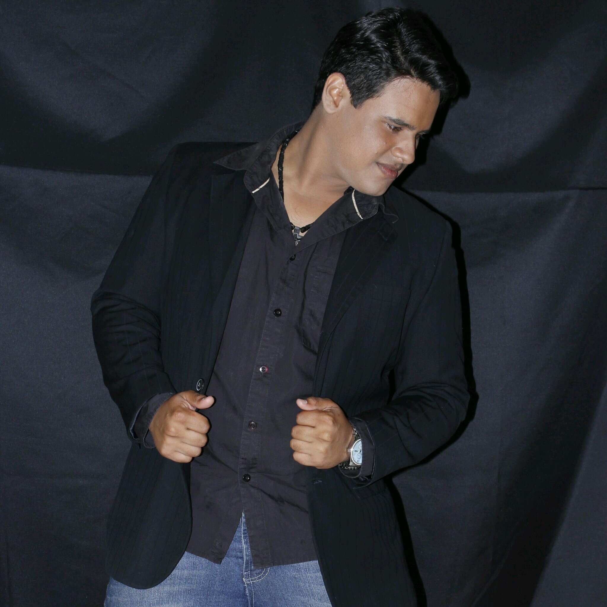 Cantante, musico, compositor, apasionado con todo lo que hago y un amante de la vida que vive y respira musa de la buena. Con ganas de cantarle al mundo.