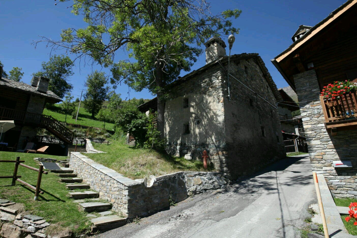 PRIVATE SALE - RURAL HOUSE OF HISTORIC INTEREST WITH PANORAMIC UNOBSTRUCTED VIEWS OVERLOOKING THE MAJESTIC MASSIF OF GRAND PARADIS - d.gerard@metroaosta.it -