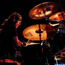 Estudiante de Producción de Medios Audiovisuales Digitales en el SENA. 
Baterísta profesional de Sesión y en vivo. 
Vivo y muero por la música!!!