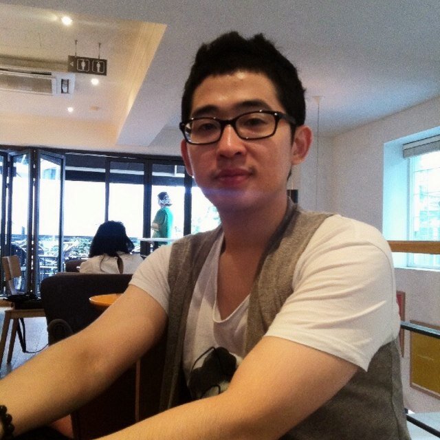 켈리쓰는 카피라이터.

전 후르츠커뮤니케이션 대리. 
전 엘베스트커뮤니케이션 대리. 
현 대한A&C 카피라이터 차장. 

카피라이터지만 맥을 사용함.
카피라이터지만 그림에 더 관심 많음.
카피라이터지만 피티하는 거 좋아함.

http://t.co/yllvmIaBaR