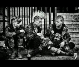 Penampilan anak punk yang identik dengan rambut Mohawk, celana ketat, boot, dan berbagai aksesori anak punk merupakan simbol perlawanan!