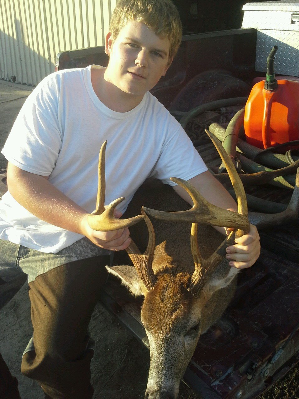 ima chill person i love to hunt an ride fourweelers! wana kno more then hmu :)