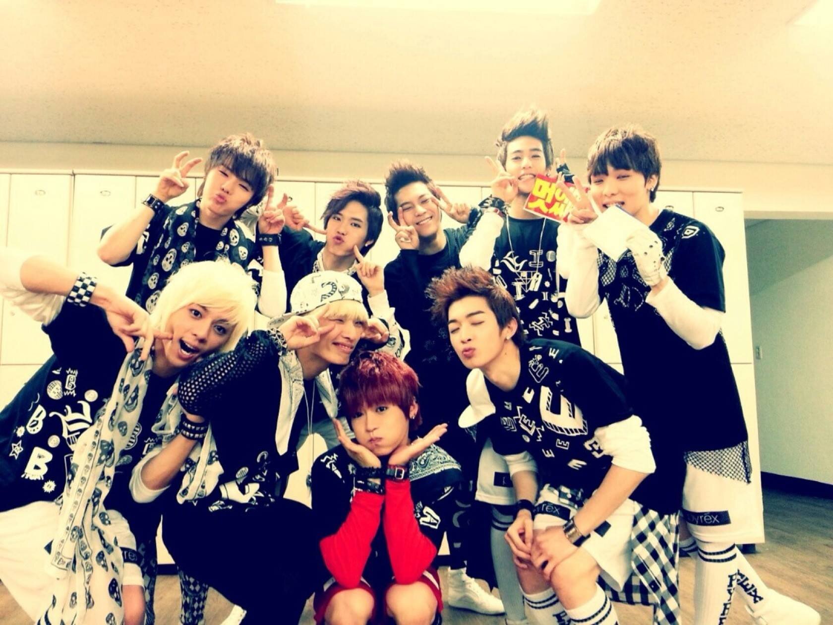 ♡ AlphaBAT ♡ 알파벳 ♡ 하용 , 연수 , 영진 ♡   하용과 연수의 목소리가 너무 좋아해요^^♡  저는 80년대 태생의 누나팬입니다.