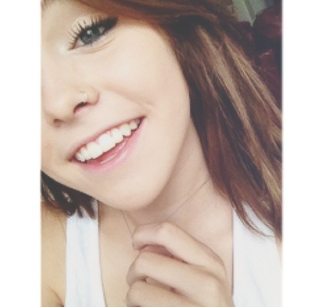 acacia clark • 18 • single and sexy