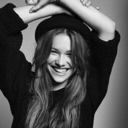 Miley Cyrus.One http://t.co/Qpp9Pulizp Madrid al cielo.
