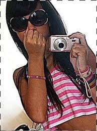 Eu converso sozinha,canto errado,dou risada dos meus tombos,faço palhaçadas,conto piadas sem graça e acho graça. Sim,sou boba & feliz! The best