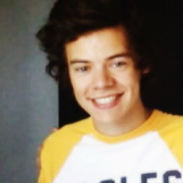 You have received a free follow, now, if you would be so kind as to follow  @HarrysDimplesYo and help her reach her goal? THANK YOU