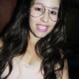 ♪ Levo a vida no sorriso ;
Mesmo passando sufoco ♪
