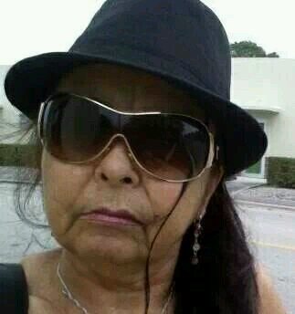 Soy Cubana, nací en Villa clara , tengo 43 años, estudie en la universidad de la Habana ( Periodismo) y soy traductora de sordos