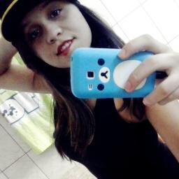 Chata, marrenta, meiga pra cacete, safada em dobro, ciumenta, chorona, e acima de tudo TAEKWONDISTA :D