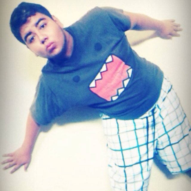 Pues tengo la edad le 16 años, mi mayor anelo es conocer a @ladygaga ♥ muero por ella. y pues de mi soi hombre y soi buena onda :) aha y seguido por @lagagis :3