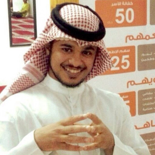 حمود السنان شاب كويتي صالح ، توفي بعد أداءه صلاة العصر مباشرة ، عرف عنه حبه للخير وجمع التبرعات للمنكوبين ،،