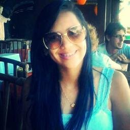Aquela... Que muda de opinião toda hora; aquela perfeição de menina que tem mil defeitos; aquela quieta que adora conversar; aquela insegura q sabe o que quer;)