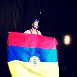 Amo a @justinbieber @MileyCyrus y a @onedirection  ♥ Sigueme y te sigo ♥ 
 
     Colombia ✈ Canada.