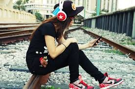 Amo a música,ñ amo só porque tem batidas ou letras legais mais amo porque quando escuto a música me faz sentir na pele o que estou sentindo e me ajuda a superar