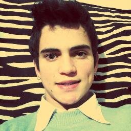Sintonize sua vibração, não há tempo pra viver em vão;
e não pense mais em desistir, existe um mundo que só quer te ver sorrir ♪