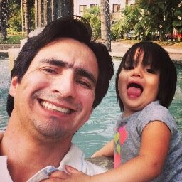 Odontólogo,Especialista en Rehabilitación Oral (UAG), Docente Universidad Católica de Santiago de Guayaquil