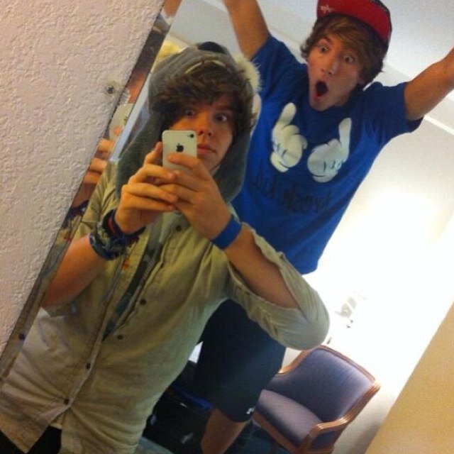 DannyEandPaulZ's profile picture. I love @epDannyEdge and @epPaulZimmer 05/08/2013- DANNY FOLLOWED ME!!! And favorited my tweet *-* 09/08/2013- PAUL FOLLOWED ME!!!