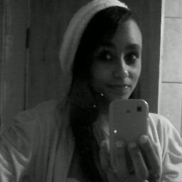 eu não ando eu desfilo eu sou top  sou capa de revista eu sou mais mais eu arraso no look tiro foto no espelho pra postar facebook