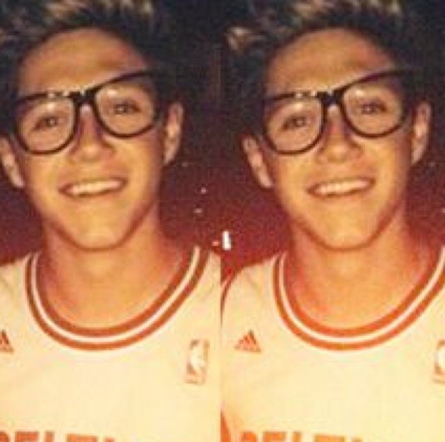 follow @__hazzaplease__ and help her get to 1,000 followers bc she deserves it