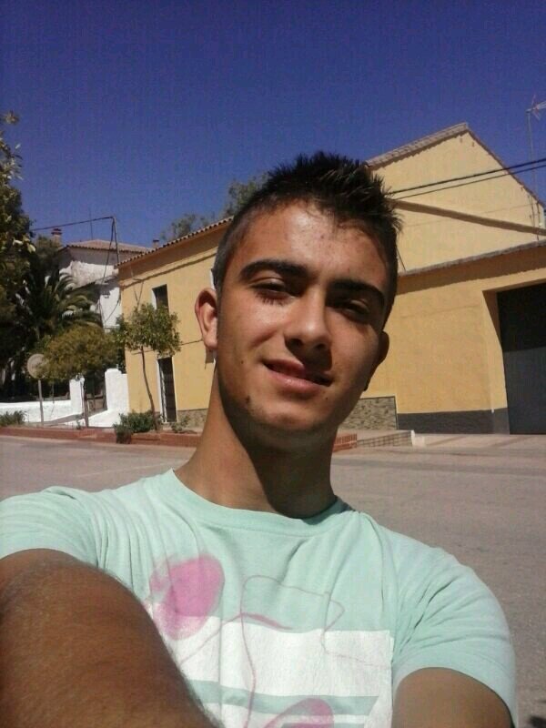 FranAranda9's profile picture. 19.Maestro de la contradicción y experto de romper lo prohibido. Traficante de emociones. Un sueño cumplido es un deseo roto, pero no por eso menos valioso.