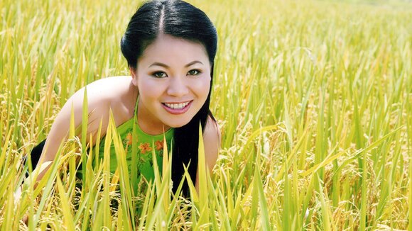 Anh Thơ tên thật là Lê Thị Thơ, sinh năm 1976,cùng tuổi Trọng Tấn quê gốc ở thôn Đồng Tiến, xã Quảng Trường, huyện Quảng Xương, tỉnh Thanh Hóa.