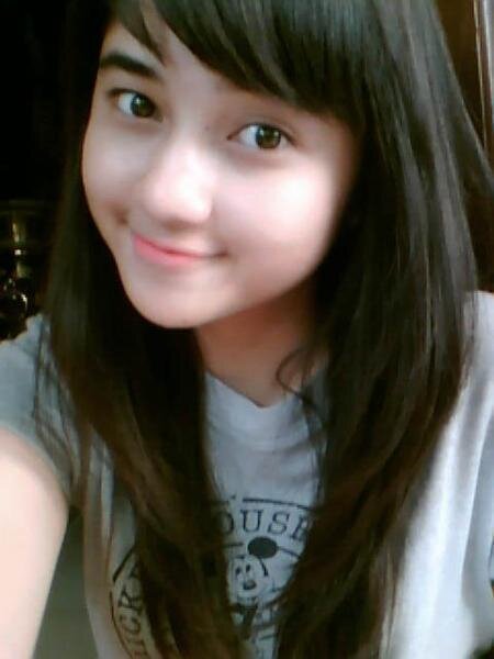 rambut panjang kulit putih tidak cantik tapi standar,yes its me :)