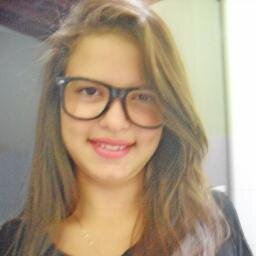Quem quiser vencer na vida deve fazer como os seus sábios: Mesmo com a alma partida, ter um sorriso nos lábios.