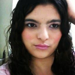 Bagunçeira, desastrada, atrapalhada, desorganizada, ciumenta, orgulhosa, irritante e palhaça. Sou tudo, menos perfeita.