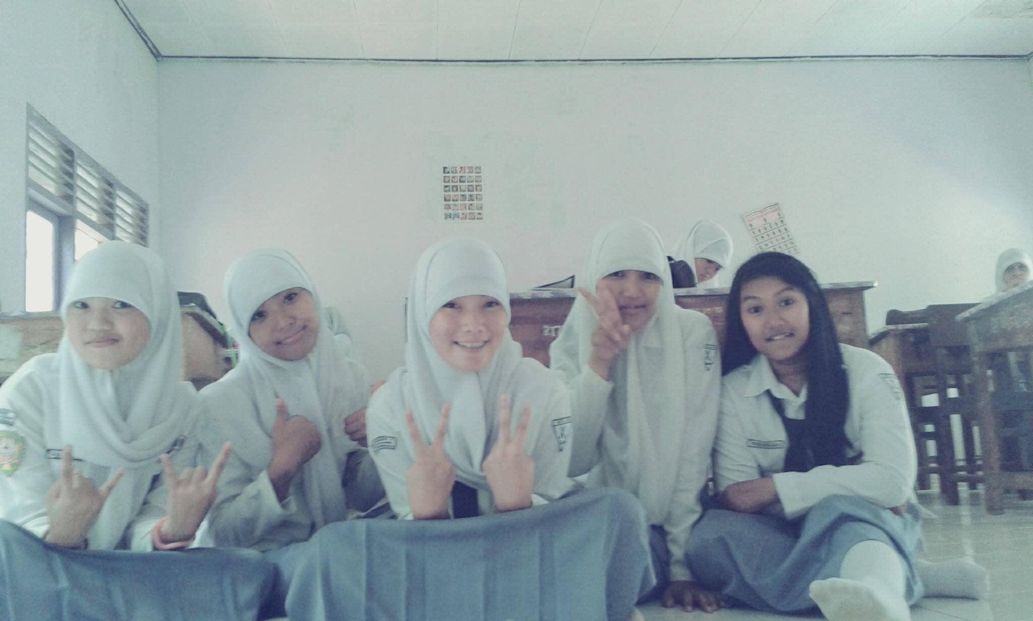 Gak terima ejekan!! Masup kuping kiri keluar kuping kanan. Urusin-urusan masing2. Gak mau ambil pusing. :