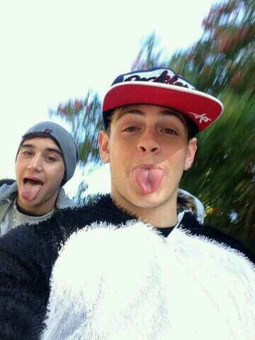 follow @LUBESBEAUNER please gorgeouses (: