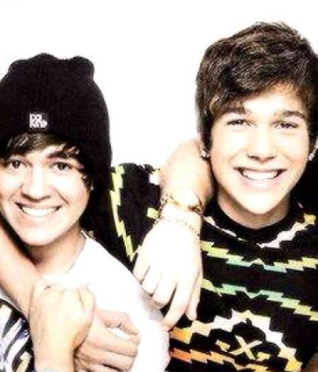 Follow @twerkonclark ! Make sure to ask for a DM to Robert&Austin/4 ((: