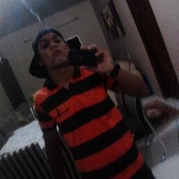 Naow tenho medo do inimigo que me ataca ,mais sim do falso amigo que me abraça ;)