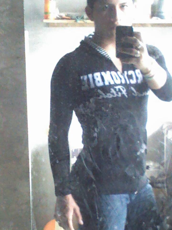 soy un chico muy trankilo megusta tener muchos amigos y pasarla muy bien com todos mis amigo
