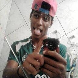 Cantor De Arrocha , com 1.86 de altura , com um Rebolado de Deixar Qualquuer uma de Qeuixo Caido' .