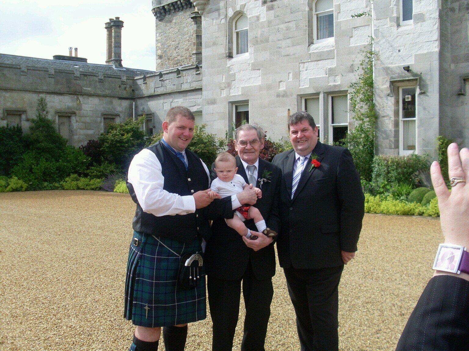 Sam and Archies Dad, Lynsays husband.