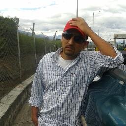 fabricante de cuentos , piloto de coches de madera, zurdo reprimido.