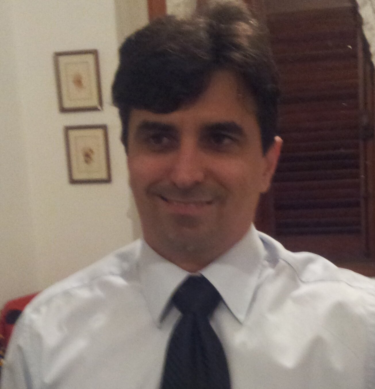 Gosto de viver bem, mas gosto mais de lidar com pessoas! Acredito que assim aprendemos mais! Quero prosperar como pessoa e vencer profissionalmente!