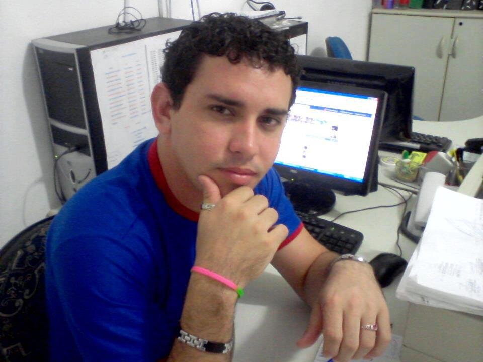 Sou como você me vê.
 Posso ser leve como uma brisa ou forte como uma ventania,
 Depende de quando e como você me vê passar.