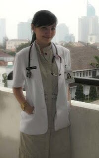 Dokter itu mempunyai tugas mulia.