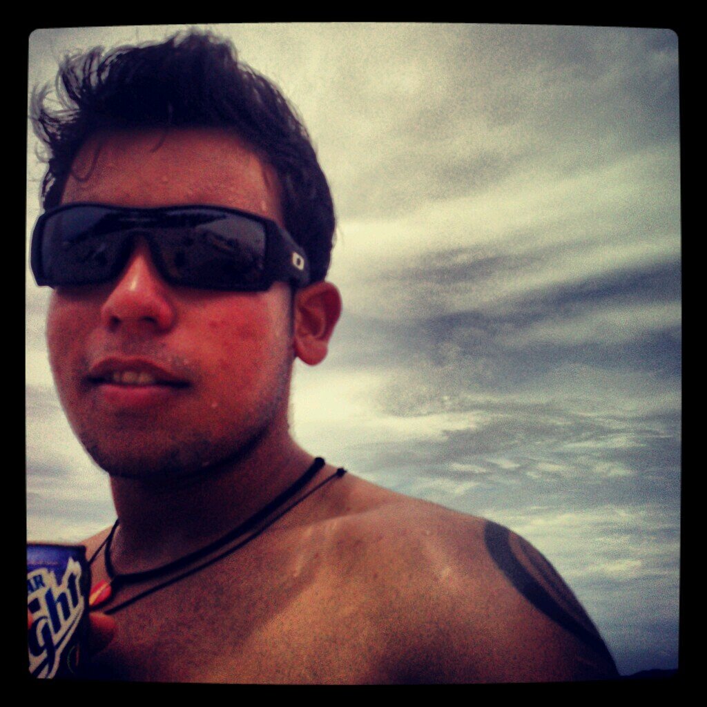 Estudiante de Ingenieria Civil. #MeGusta
 Música. Cine. Rumbas.  Vacaciones. Playa. Deportes. Leones. CFC. San Juan de los Morros ✌