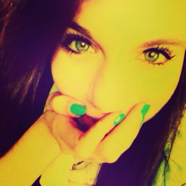 Seul les gens qui ont le courage d'assumer les choses sont respectable. Alors n'ouvre pas trop ta bouche silteplait tu n'es qu'une sous merde.
Snap: luucieeb