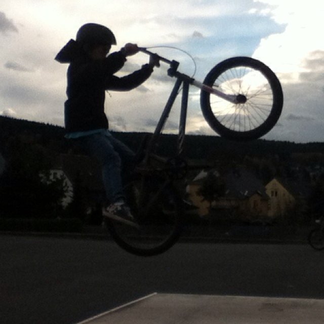 Wir sind das Original. Wir sind Zurück. Wir lieben das was wir den ganzen Tag tun. BMX FAHREN.Wir auf Youtube: http://t.co/KFQV5rtJFB