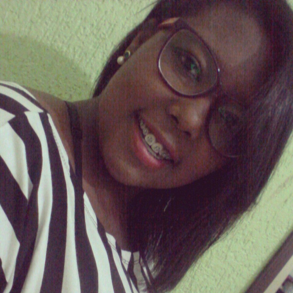 Ariana, 19 anos , dancarina, sincera, carinhosa, romântica, gosta de sair, amo cachorros e gatos , universitária e futura administradora. :)