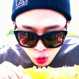 ไม่ได้มีดีแค่หน้าตาอย่างอื่นพี่ก็มีดี .. หล่อสไตล์พี่อ้วนอิ้ง /_\