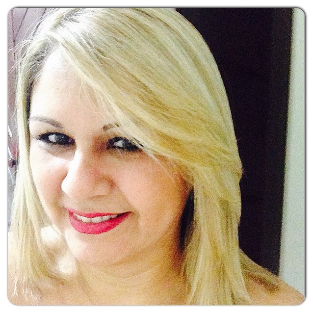 Filha, Esposa, mãe, discípula, discipuladora, serva, especialista em educaçao, política. Uma mulher que busca sonhar os sonhos de Deus para esta geração!